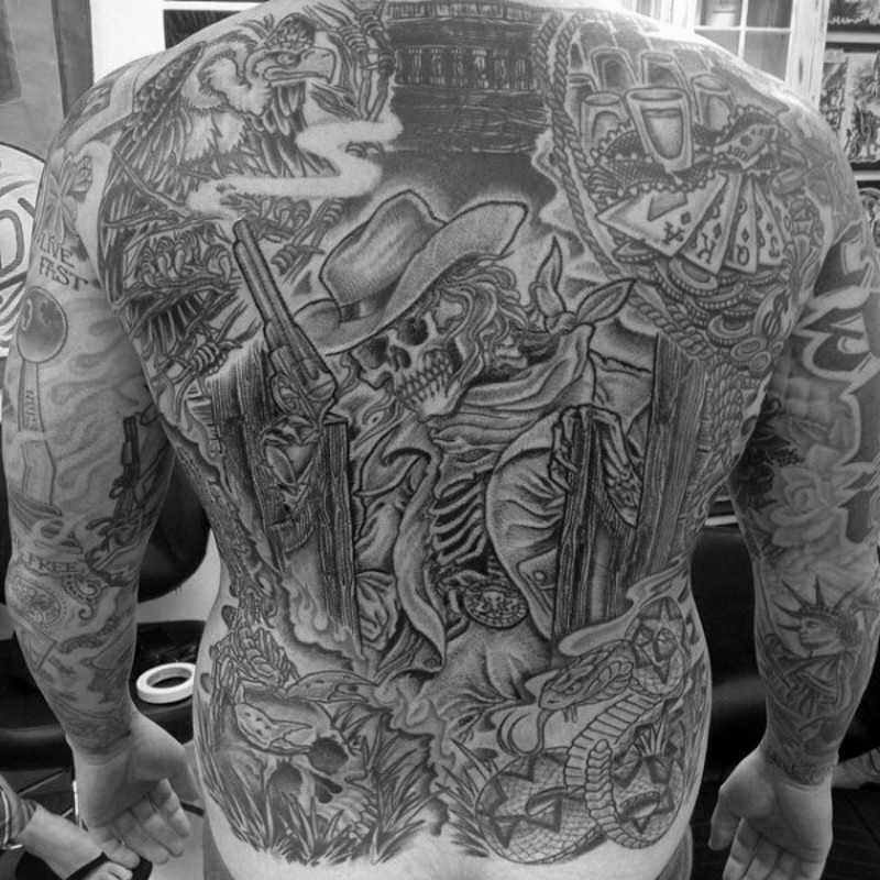 Tatuaje en la espalda, esqueleto vaquero con un montón de detalles, estilo occidental