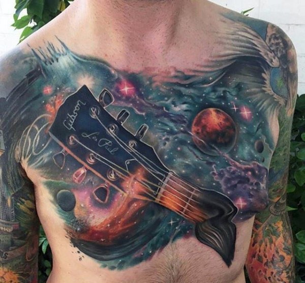 Impresionante cofre colorido y tatuaje de manga de guitarra en el espacio