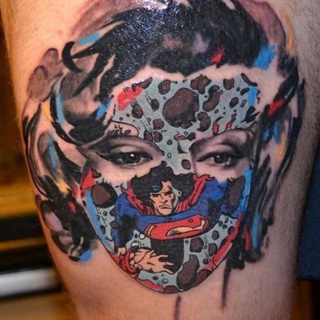 Tatuaje en el muslo,  mujer en máscara con superman