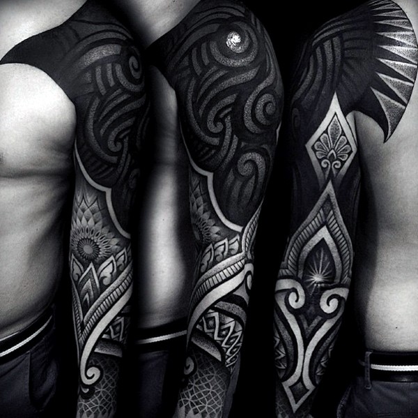 Tatuaje en el brazo completo,
ornamento excelente alucinante, tinta negra