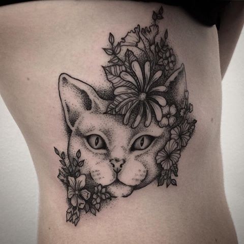 Tatuagem lateral de estilo de tirar o fôlego de gato com várias flores silvestres