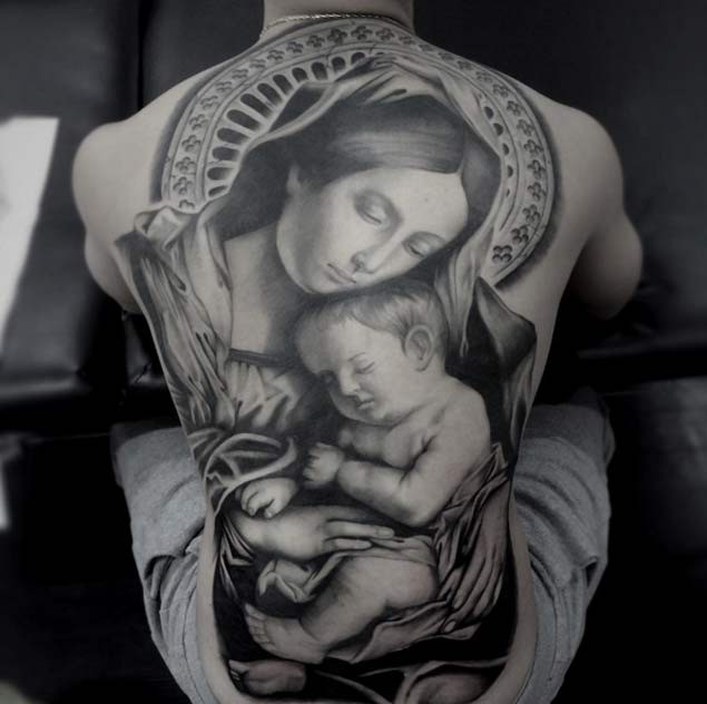 Atemberaubendes riesiges schwarzes und weißes detailliertes Tattoo am ganzen Rücken mit heiliger Mutter und Kind