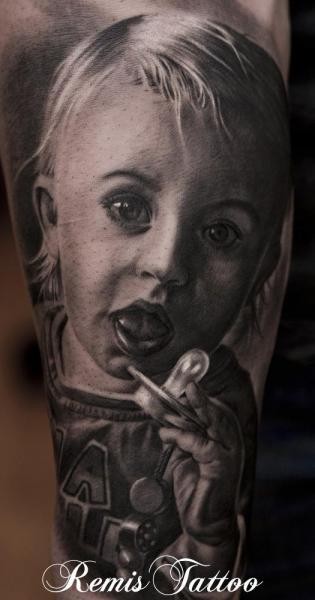 Tatuaje en el brazo, retrato muy realista negro blanco de niño querido