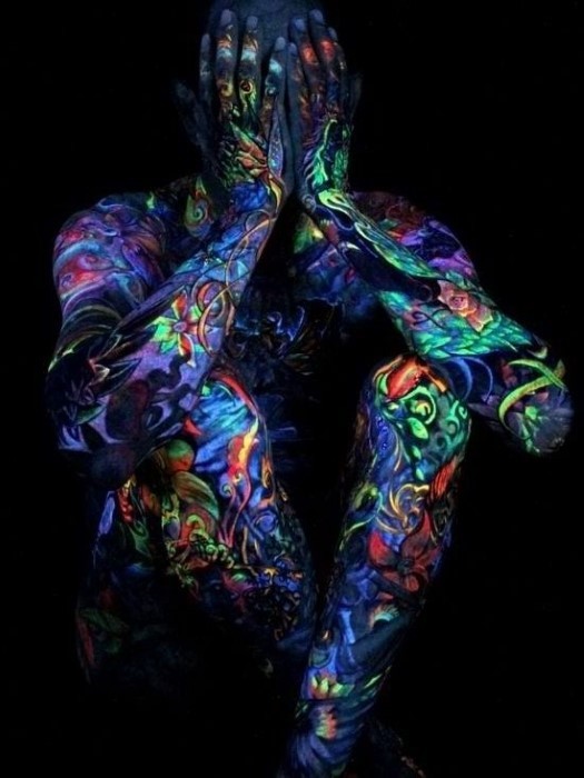Atemberaubende herrliche verschiedene leuchtende Tinte Tattoo am ganzen Körper