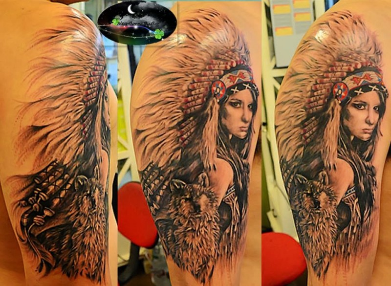 Atemberaubendes natürliche aussehendes Schulter Tattoo von der indianischen Frau mit Wolf