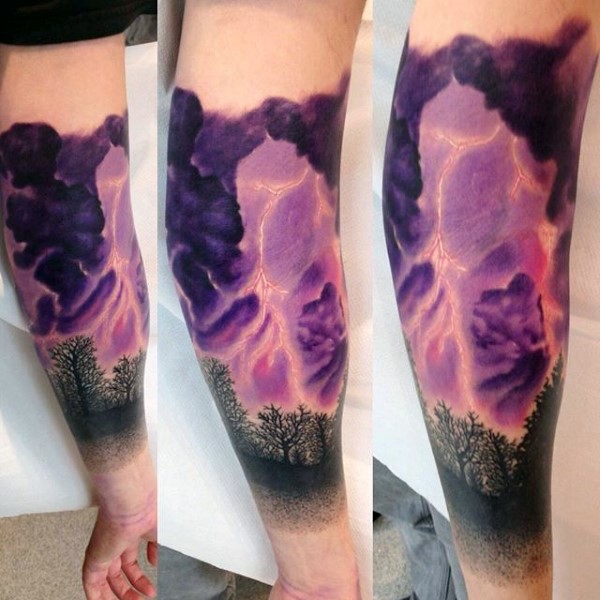 Atemberaubender bemalter und gefärbter realistischer Blitz mit Wald Tattoo am Arm
