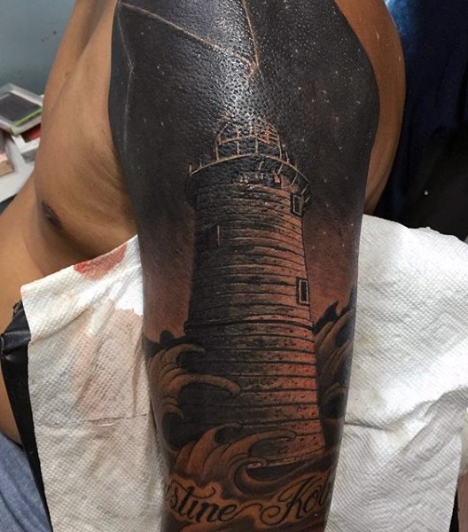 Atemberaubend gemaltes detailliertes Schulter Tattoo mit Leuchtturm in der Nacht und Sternen