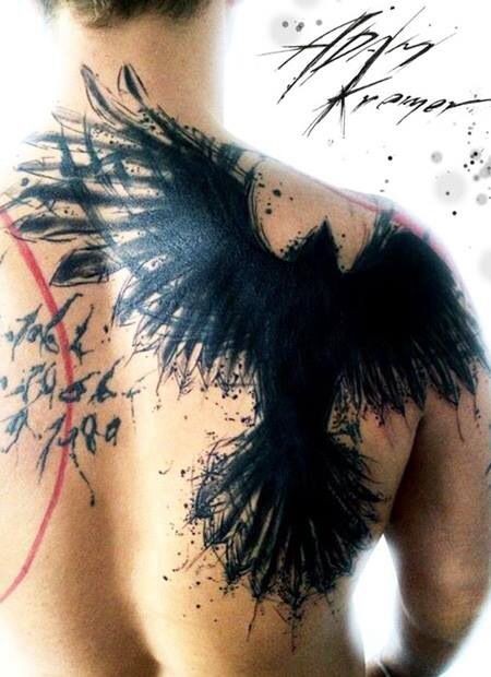 Tatuaje en la espalda,
cuervo negro grande estilizado
