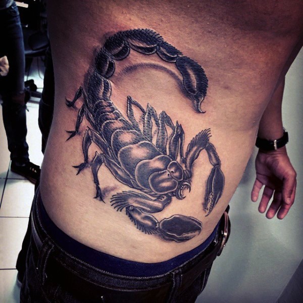 Atemberaubend gemaltes massives sehr detailliertes schwarzes Skorpion Tattoo an der Seite