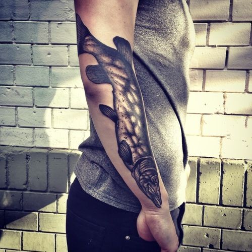 Tatuaje en el antebrazo, pez lucio larga, tinta negra y blanco