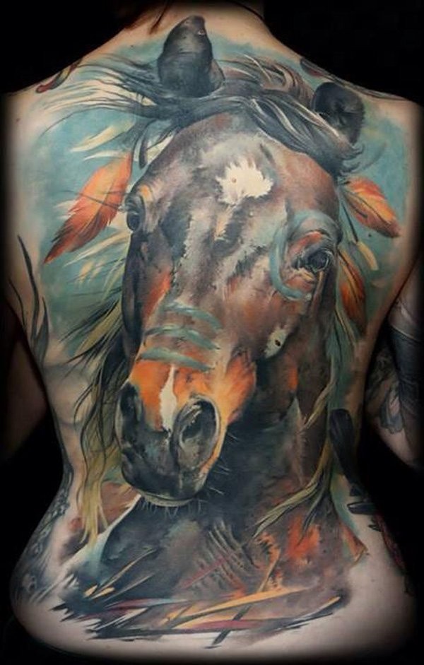 Atemberaubend gemaltes sehr detailliertes massives Tattoo am ganzen Rücken mit indiaschem Pferd