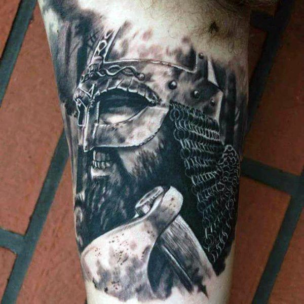 Tatuaje en el brazo, retrato realista de guerrero intrépido impresionante con hacha