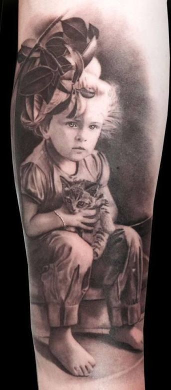 mozzafiato foto realistico bianco e nero bambina con gattino tatuaggio su braccio