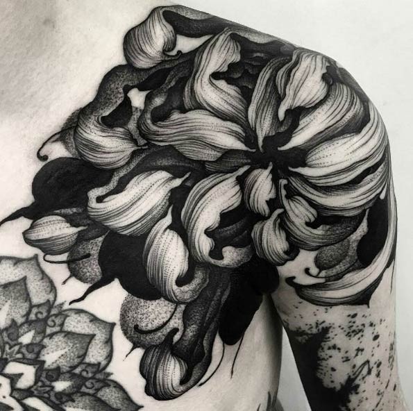Tatuagem de ombro muito bonita de tirar o fôlego de flor grande