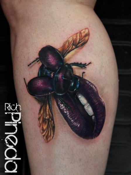 Atemberaubender sehr detaillierter 3D fliegender Käfer Tattoo am Bein mit Lippen der Frau
