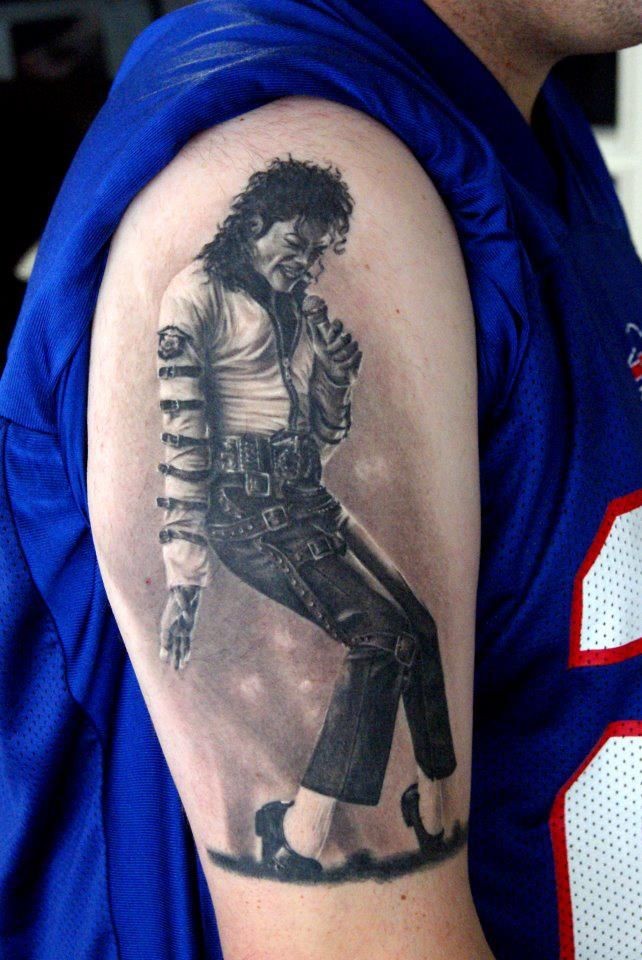 realistico molto dettagliato bianco e nero Michael Jackson tatuaggio su spalla