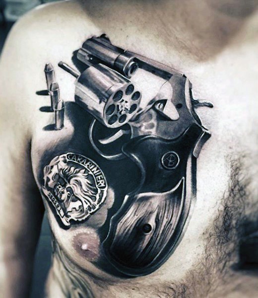 Tatuaje en el pecho,  revólver muy realista con balas y signo