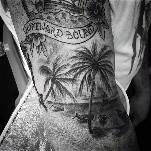 Tatuaje en el brazo, palmeras en la playa y botes en el mar
