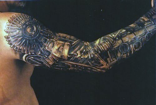 Atemberaubende sehr detaillierte farbige mechanische Hand Tattoo am Ärmel