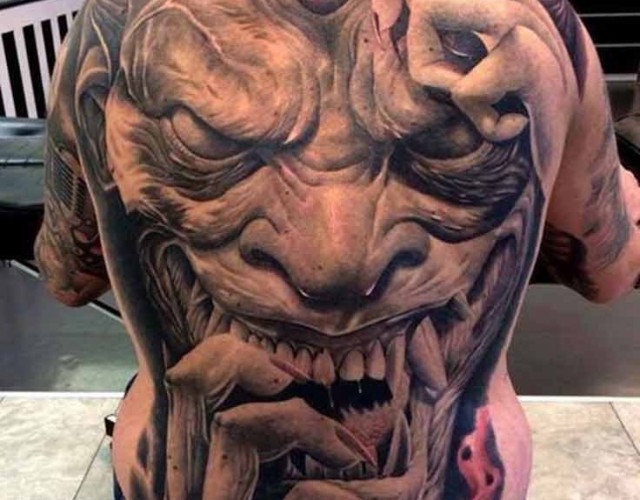 Atemberaubendes sehr detailliertes farbiges Tattoo am ganzen Rücken mit Monsters Hexengesicht
