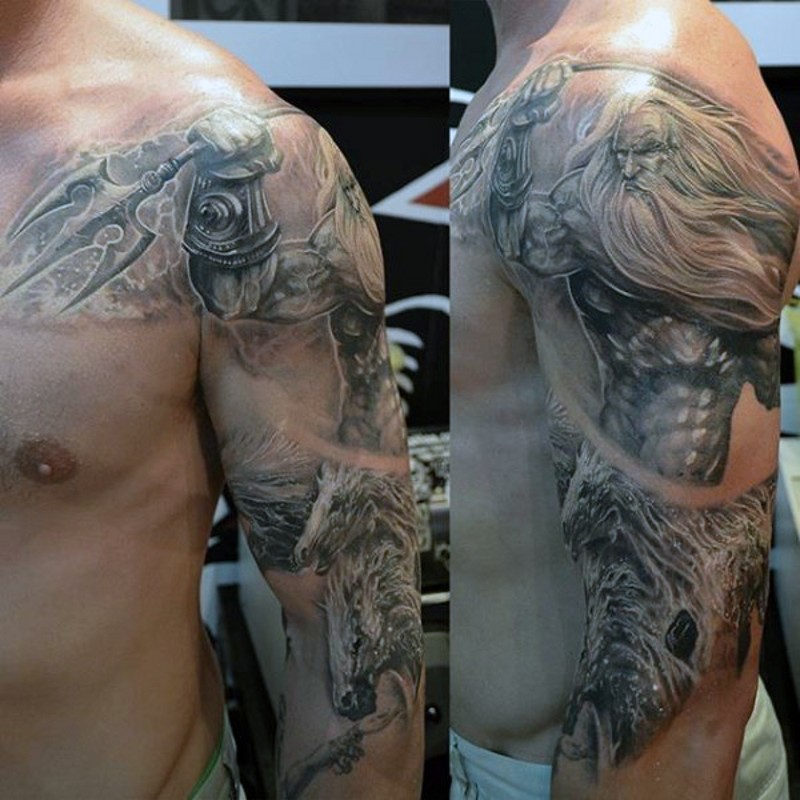 Tatuaje en el brazo y hombro,  poseidón dios de color gris con caballo grácil