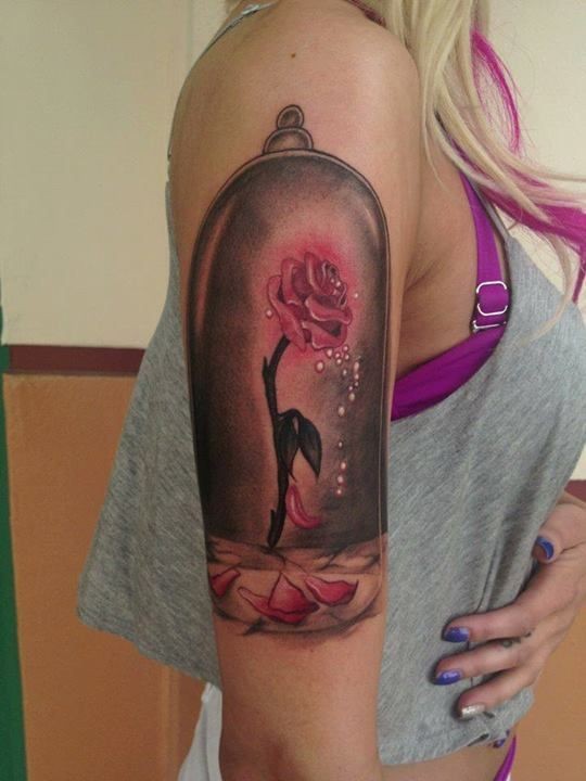 Tatuaje en el brazo, rosa fantástica en la botella de cristal