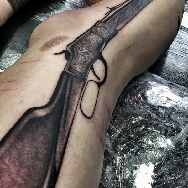 Atemberaubendes sehr detailliertes Bein Tattoo mit antikem Gewehr