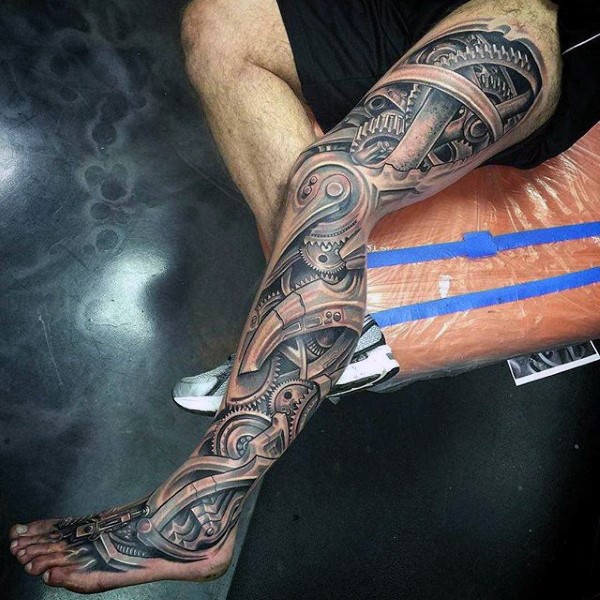 Atemberaubendes sehr detailliertes mechanisches Tattoo am ganzen Bein