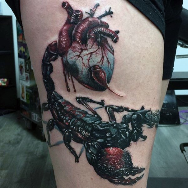 Tatuaje en el muslo, 
escorpión espantoso con corazón humano