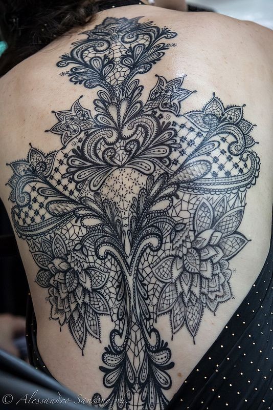 mozzafiato molto dettagliato dipinto nero e bianco fiore di pizzo tatuaggio su schiena