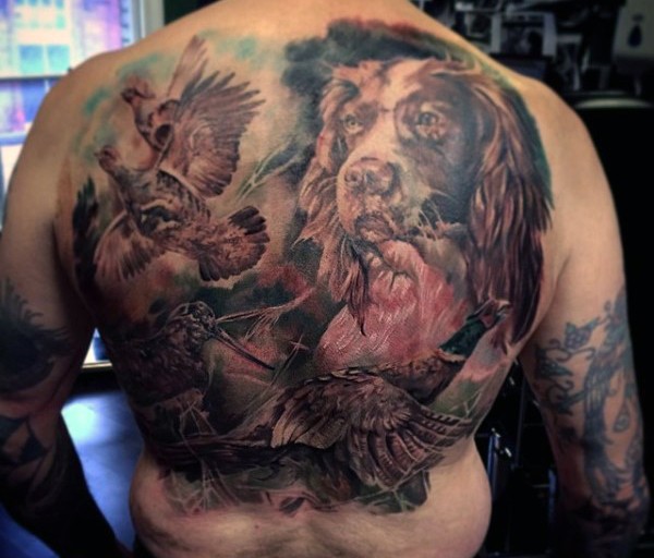 Atemberaubendes sehr detailliertes im Realismusart gefärbtes Tattoo am ganzen Rücken mit verschiedenen Tieren