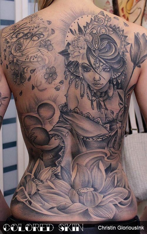 mozzafiato molto dettagliato donna seducente con fiori  tatuaggio pieno di schiena