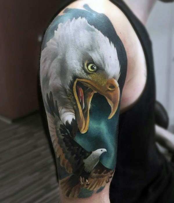 Atemberaubendes sehr detailliertes Schulter Tattoo mit Adlerkopf