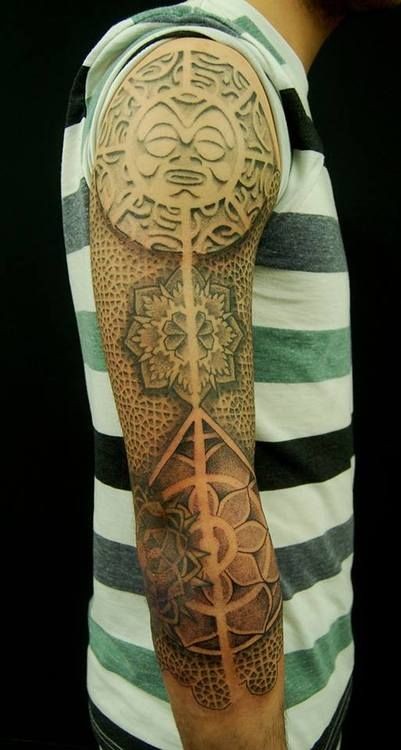 Tatuaje en el brazo completo,
ornamento impresionante, tinta blanca y negra