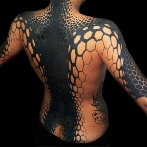Atemberaubendes sehr realistisches schwarzes geometrisches Tattoo am ganzen Körper