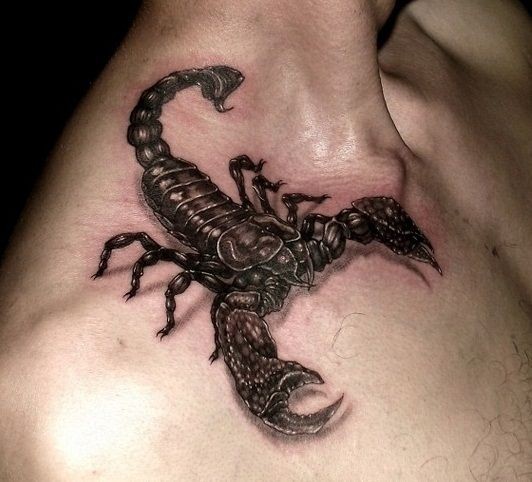 Atemberaubender sehr realistischer bunter großer Skorpion Tattoo an der Schulter