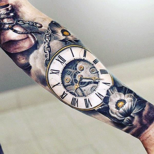 Atemberaubende sehr realistische bunte alte Uhr mit Blumen Tattoo am Arm