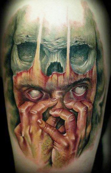Tatuaje en el brazo,
cráneo con máscara de hombre