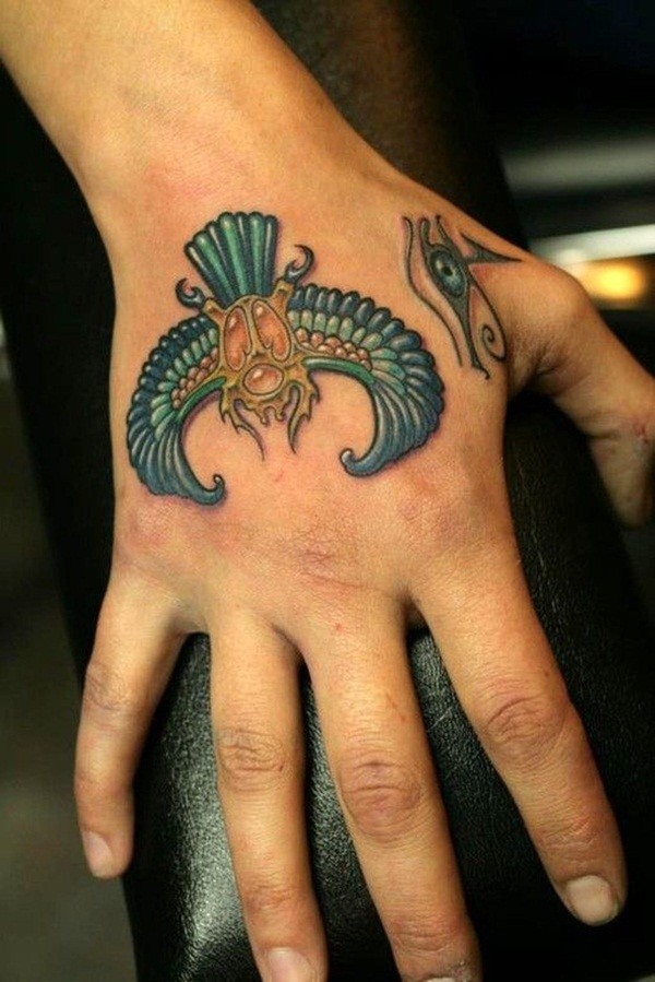 Tatuaje en la mano,  escarabajo egipcio con ojo de Horus
