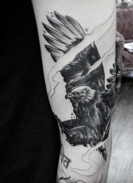 brillante disegno nero e bianco aquila tatuaggio su braccio