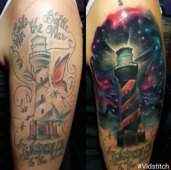 Brilliant gestaltetes buntes Leuchtturm Tattoo mit dunklem Himmel und Beschriftung