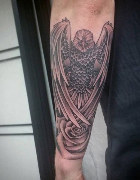 Brilliantes Design mythischee Adler mit Blume Tattoo am Arm