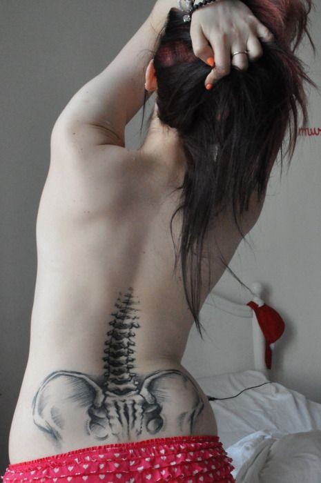 eccezionale dipinto nero e bianco ossa scheletriche su parte bassa della schiena tatuaggio