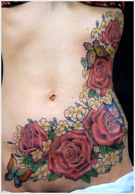 Tatuaje en el estómago,  rosas increíbles con flores pequeñas y mariposas