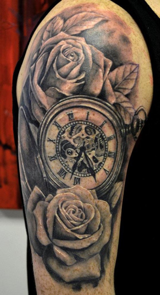 Brilliante Rosen und im alten Stil Uhr realistisches detailliertes Tattoo an der Schulter in 3D