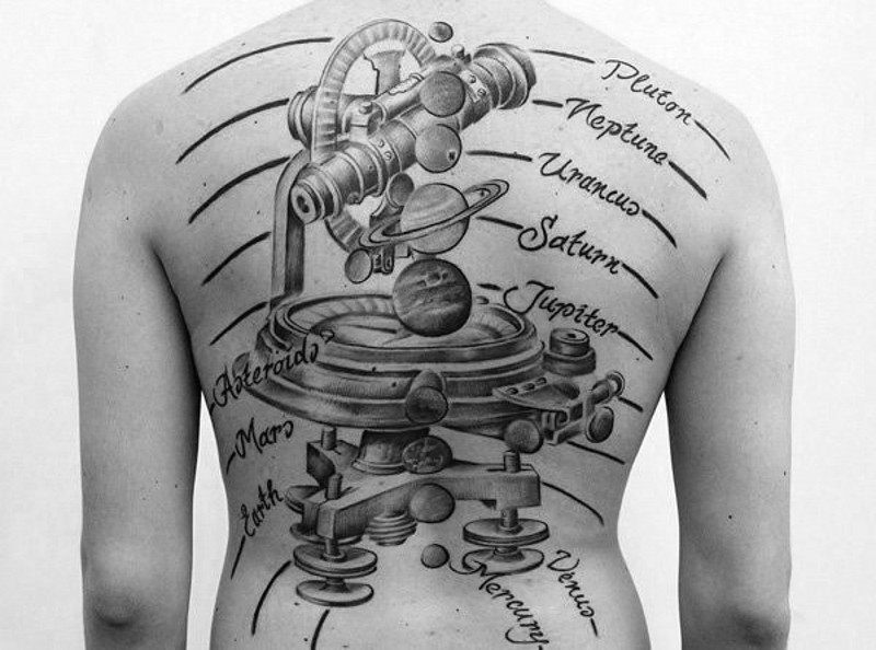 brillante scientifica stile dipinto inchiostro nero sistema solare con microscopio e lettere tatuaggio su pieno di schiena