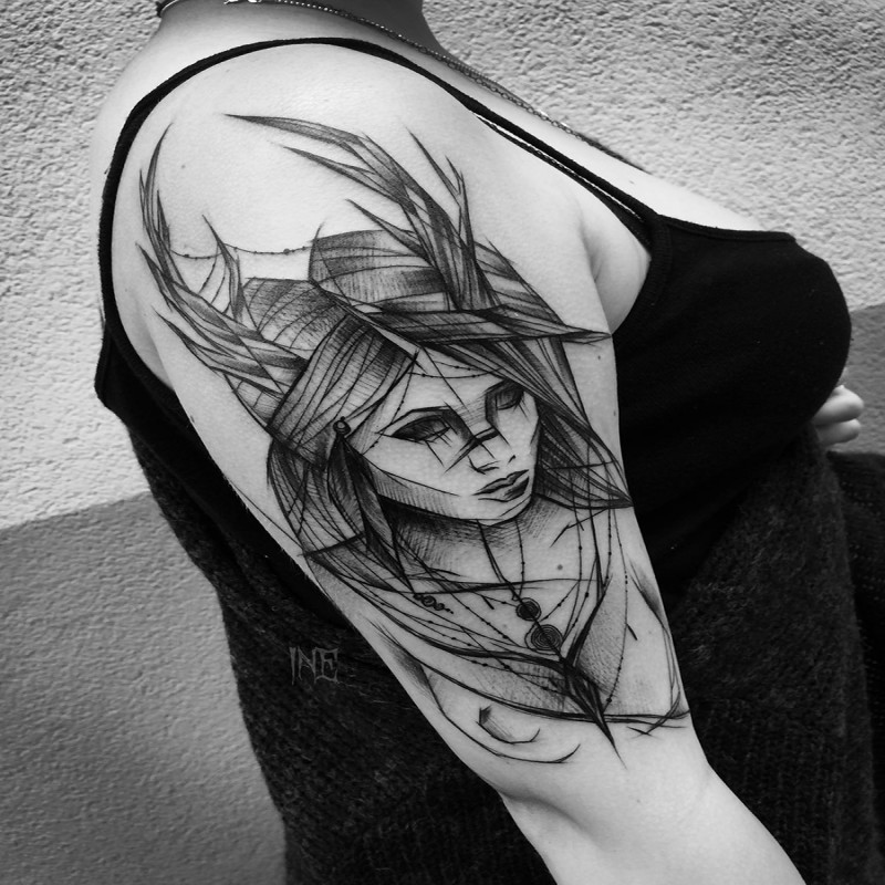 Boceto de retrato de mujer mística de bu pintado por Inez Janiak con tinta negra en la parte superior del brazo