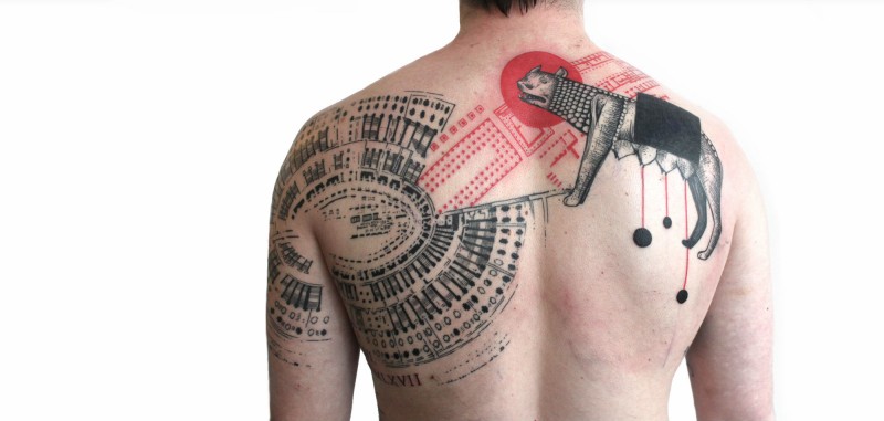 Käfer farbiges im Photoshop Stil Tattoo an der Schulter und Rücken