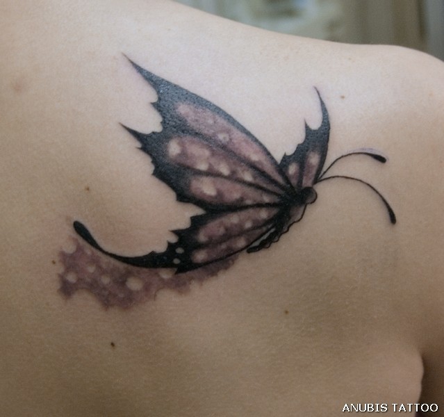 Tatuaggio colorato sulla spalla la farfalla nera