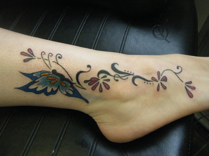 Tatuaje en el tobillo,  mariposa linda con planta elegante